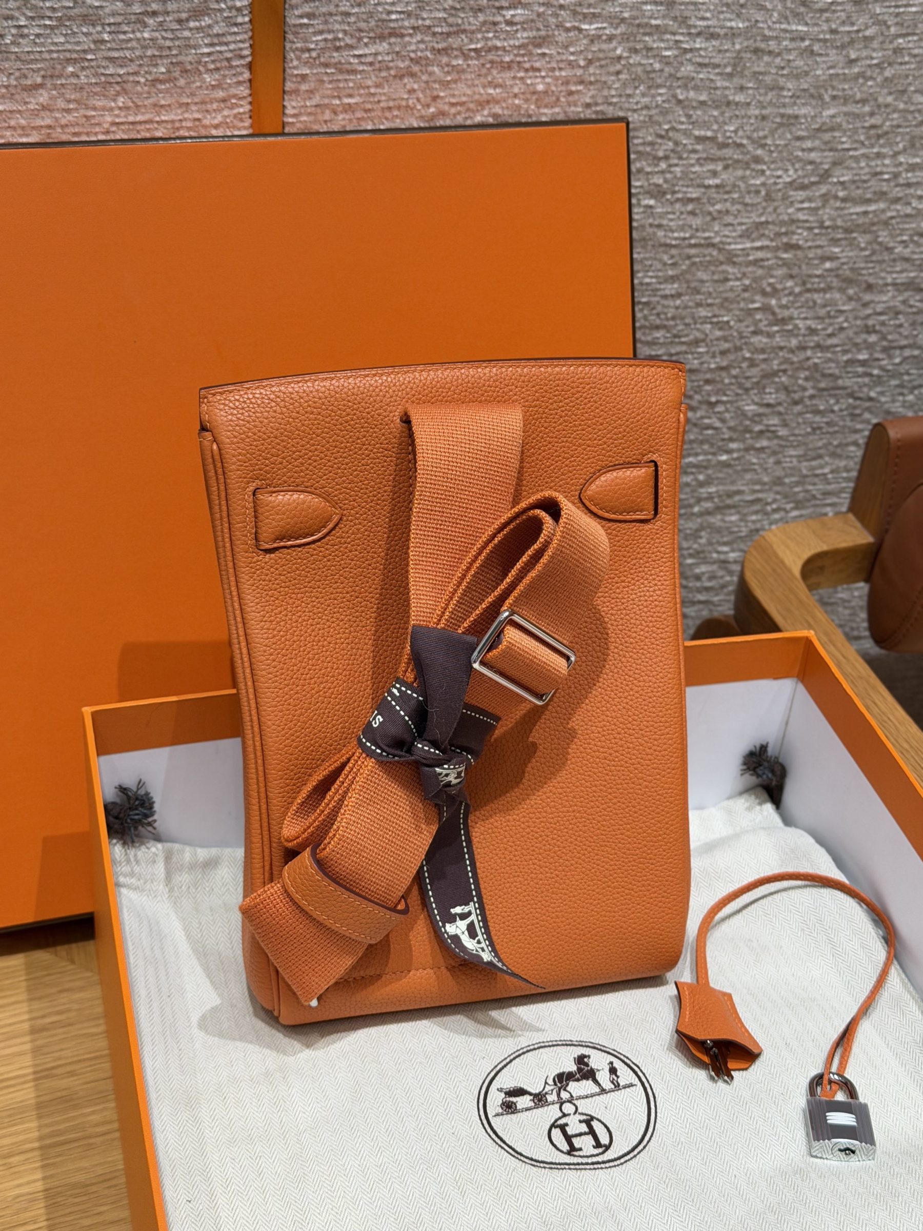 hac_a_dos_orange4 Hermès HAC a Dos replica - side profile