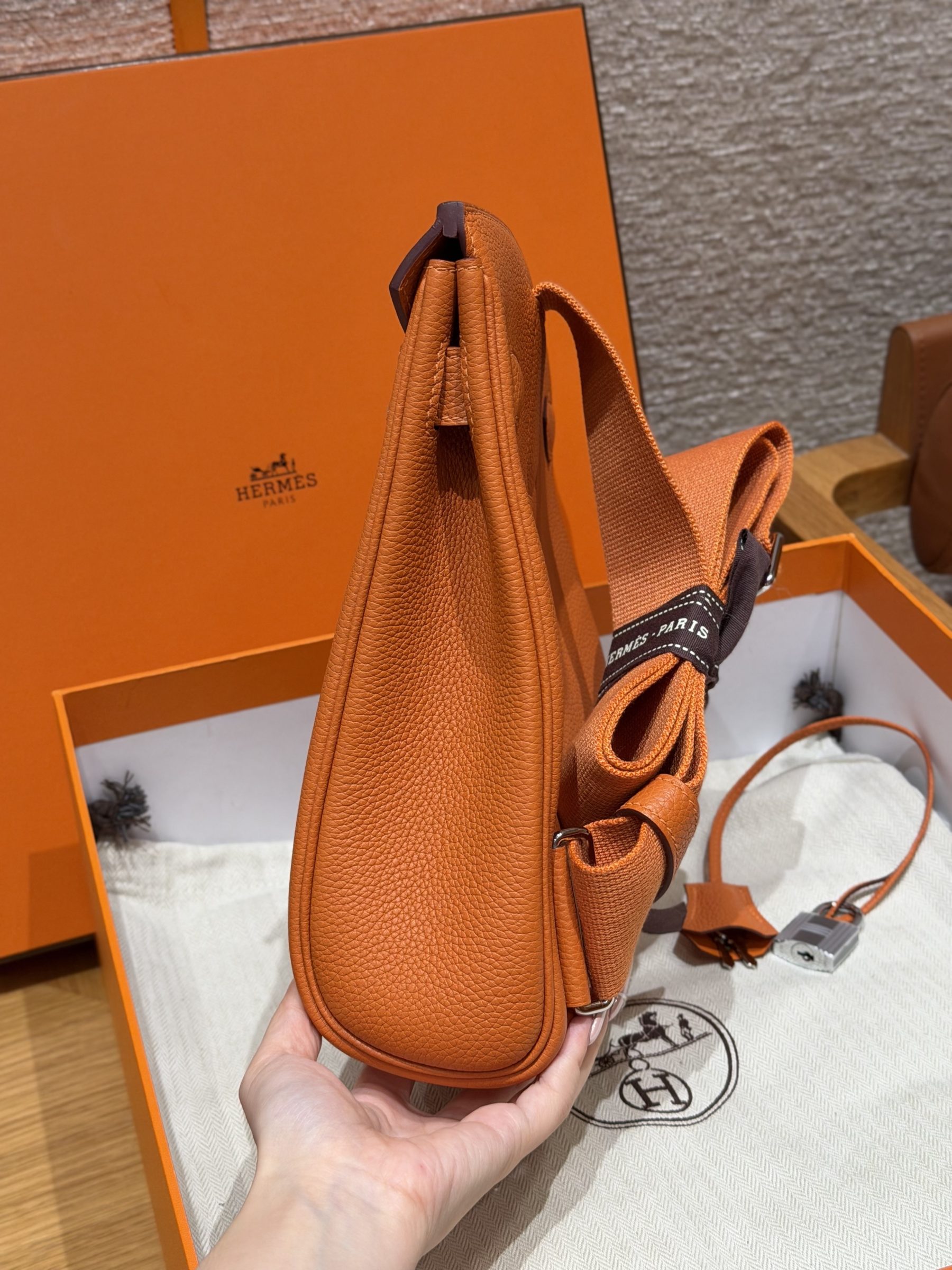 hac_a_dos_orange8 Hermès HAC a Dos replica - strap detail