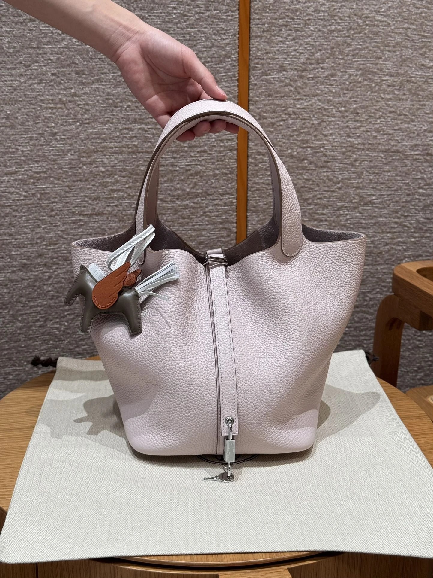 img_755f7c0e_20241201_i1733054943_4383_1.jpg Replica Hermès Picotin Lock Pale Mauve - Front View